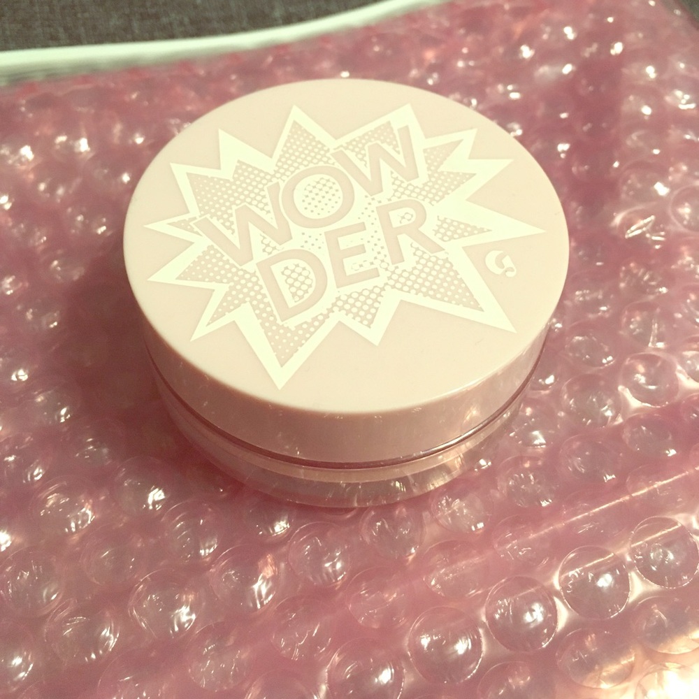 Glossier WOWder Loose Powder in Light/medium